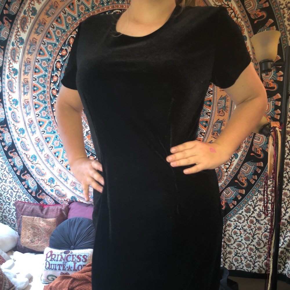 adorable witchy 90’s black velvet dress 🖤